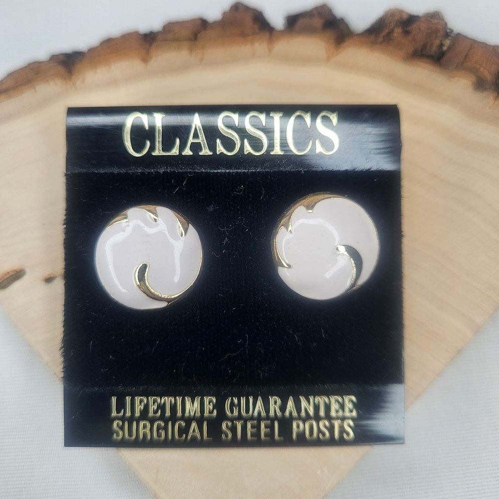 Vintage Classics Cream and Gold Tone Enamel Studs EUC 0.6" 80s-90s